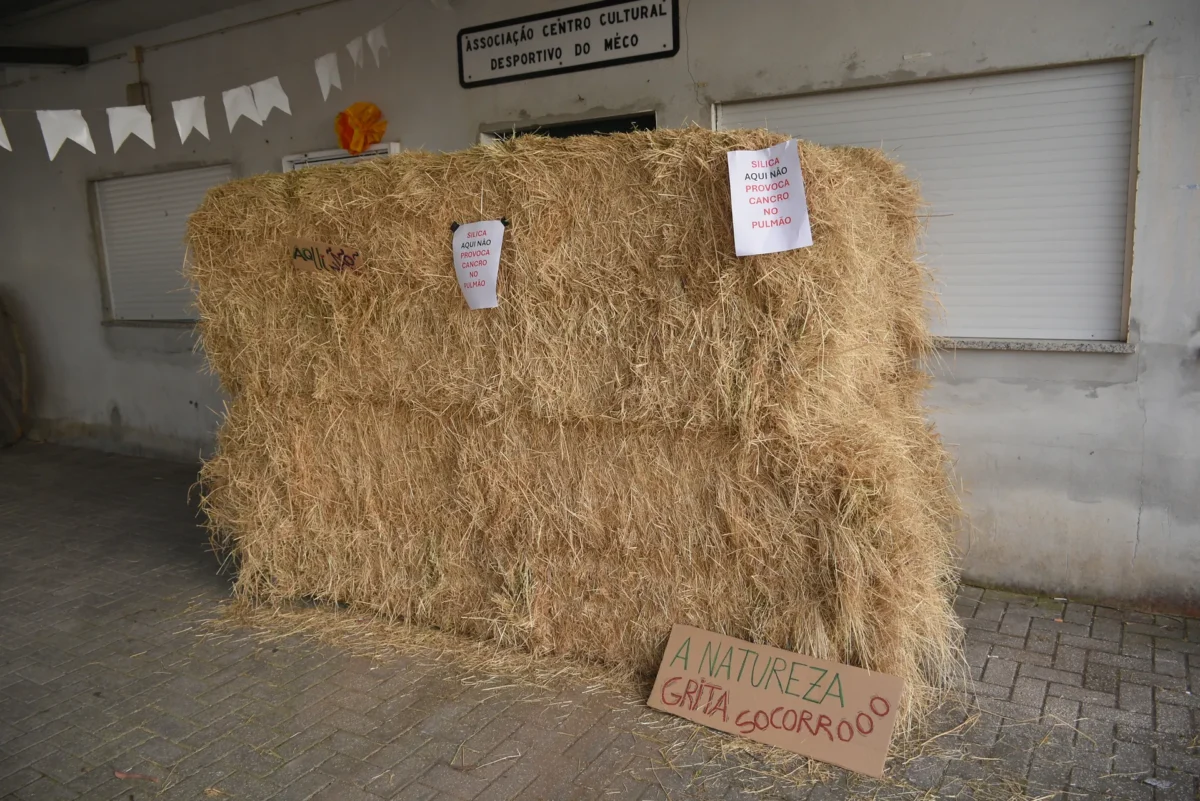 Entrada da associação foi “barrada” com fardos de palha 