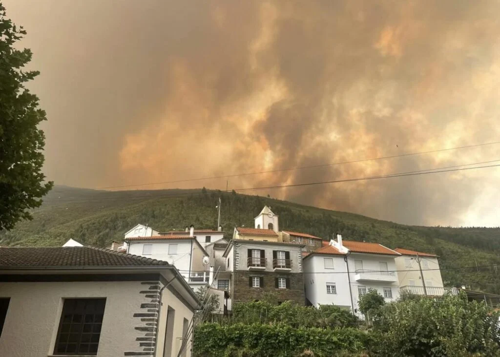 Incendio No Piodão Vista De Aldeia
