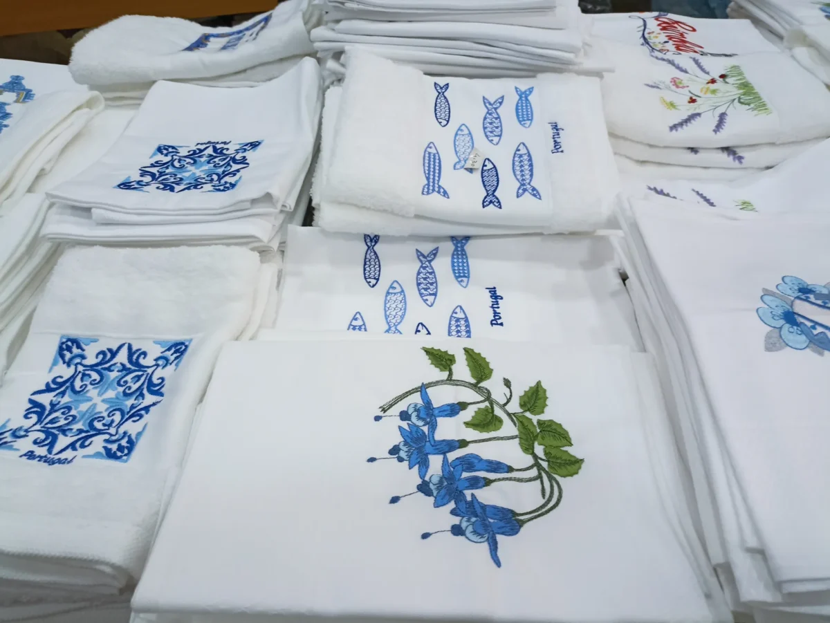 Motivos alusivos às tradições portuguesas são o tema dos panos bordados