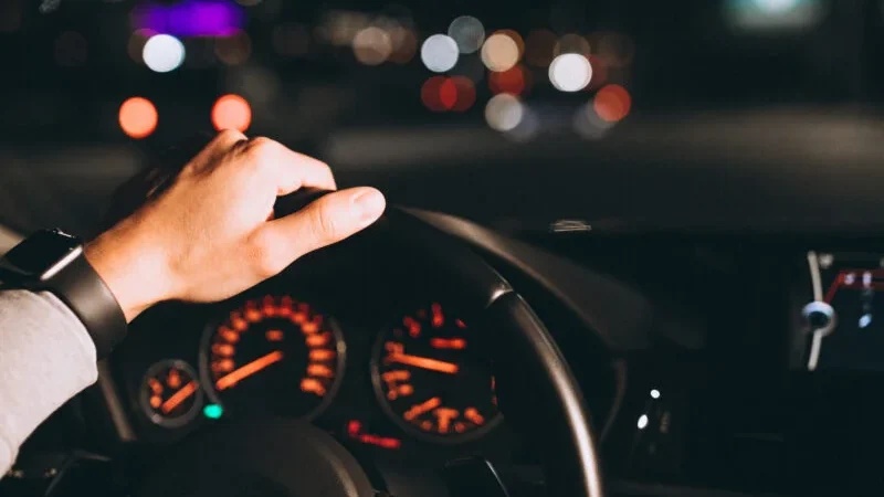 Homem A Conduzir À Noite
