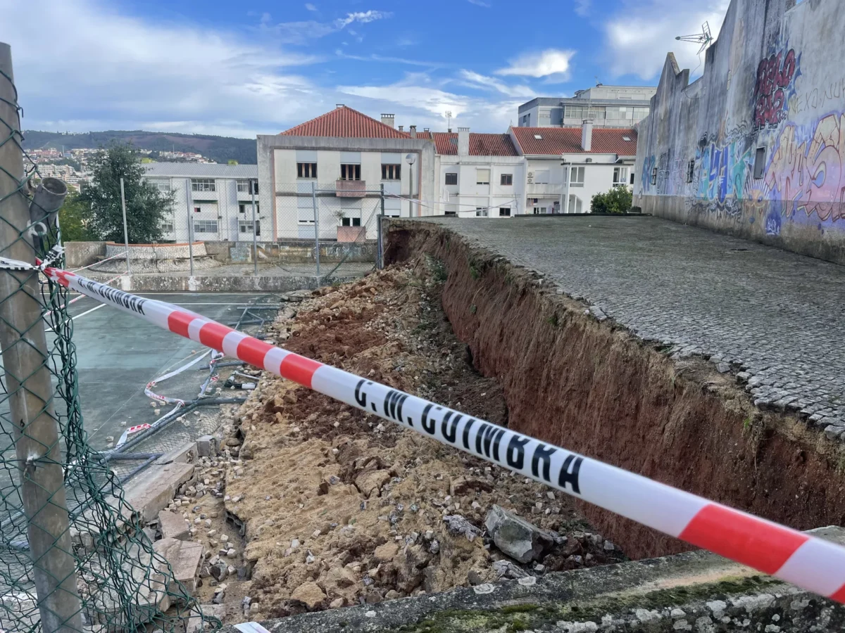 Derrocada De Muro Praça Alberto Sá De Oliveira No Bairro Norton De Matos