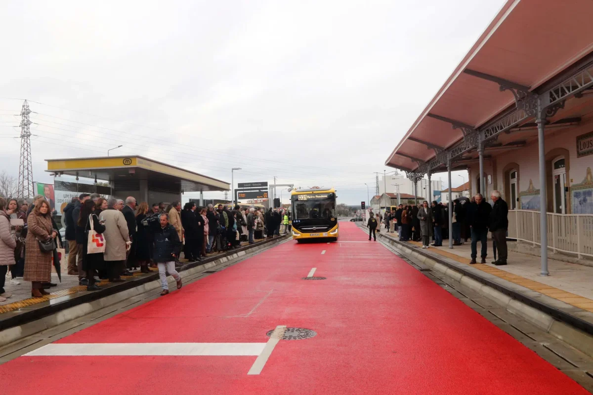 Metrobus Lousa Com Pessoas