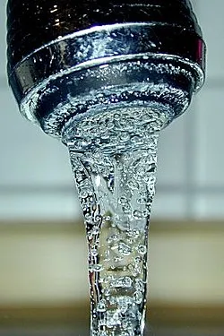 água