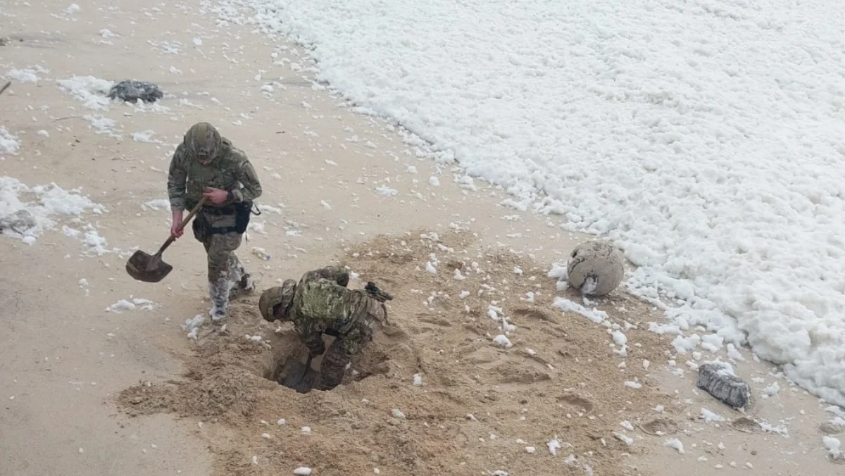 Mergulhadores Da Sapadores Da Marinha Empenhados Numa Suspeita De Engenho Explosivo Na Praia De São Pedro De Moel