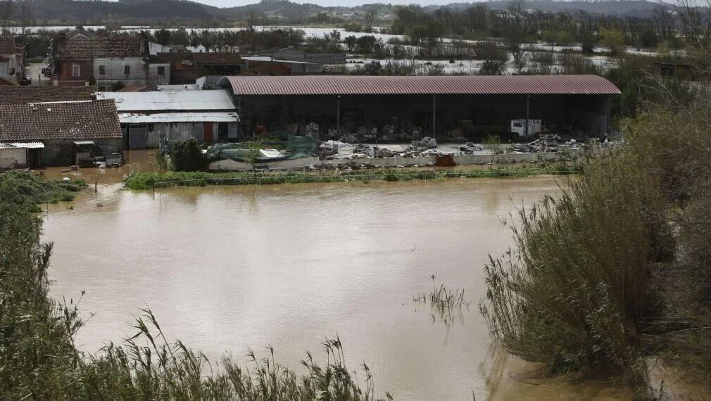 Dique No Rio Arunca Em Vila Nova De Anços