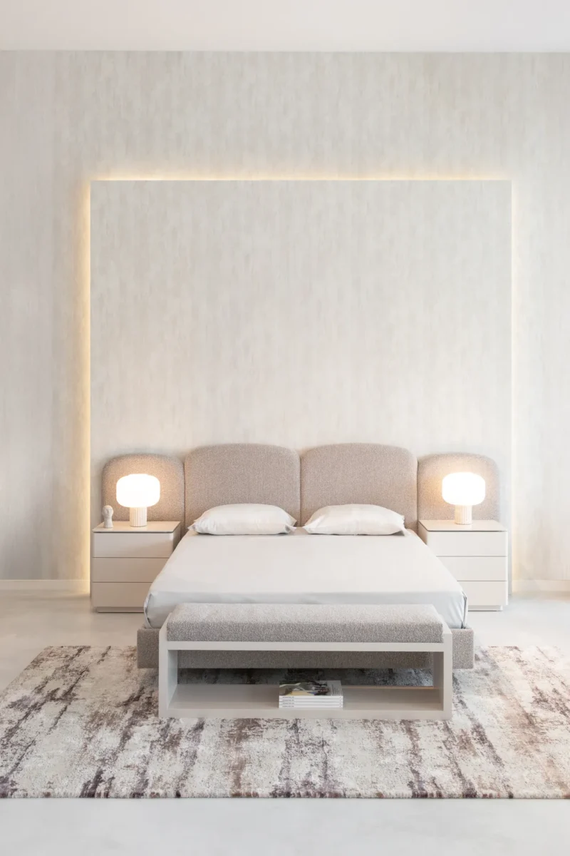 Quarto Cama De Casal Estofada A Tecido Light Gray Com Peseira Suspensa