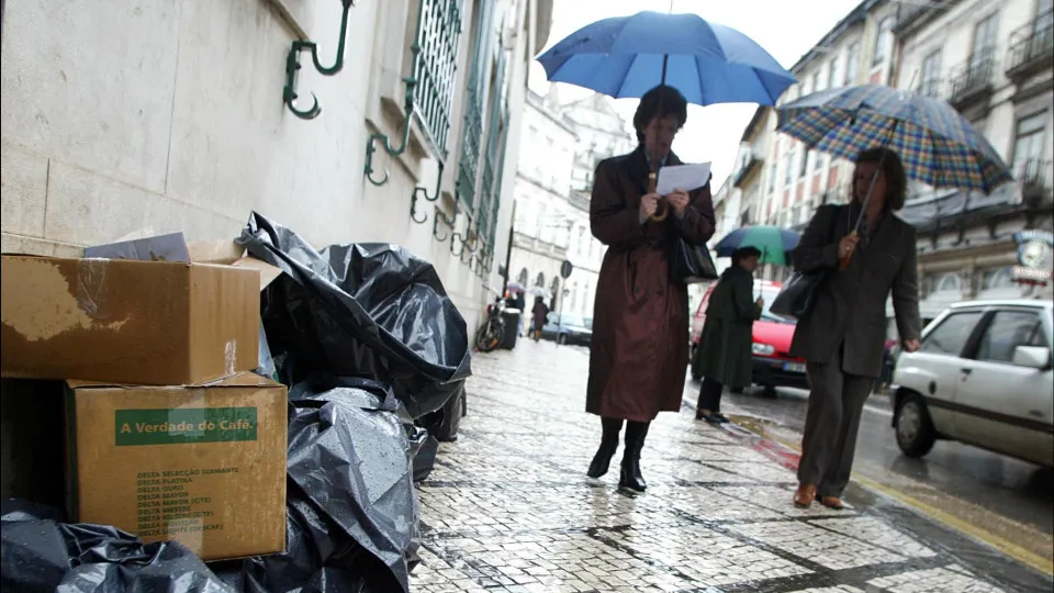 Resíduos Na Rua Coimbra Lusa