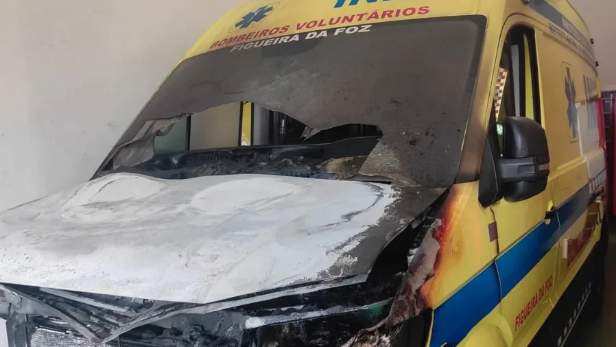 Ambulãncia Dos Bombeiros Da Figueira Da Foz Que Ardeu 11 Maio