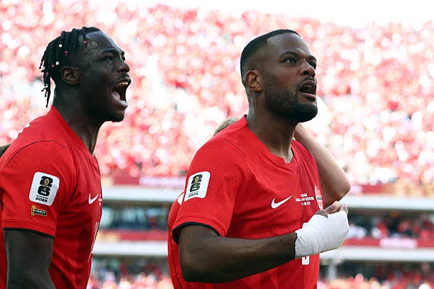 Larin Comemora Gol Canada
