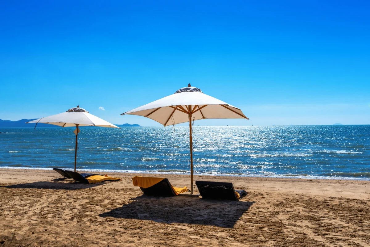 Praia Com Chapeu De Sol