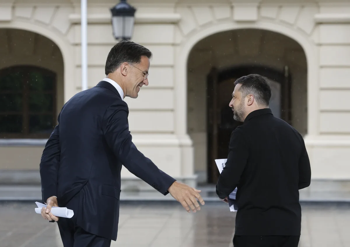Secretário Geral Da Nato Visita Kiev